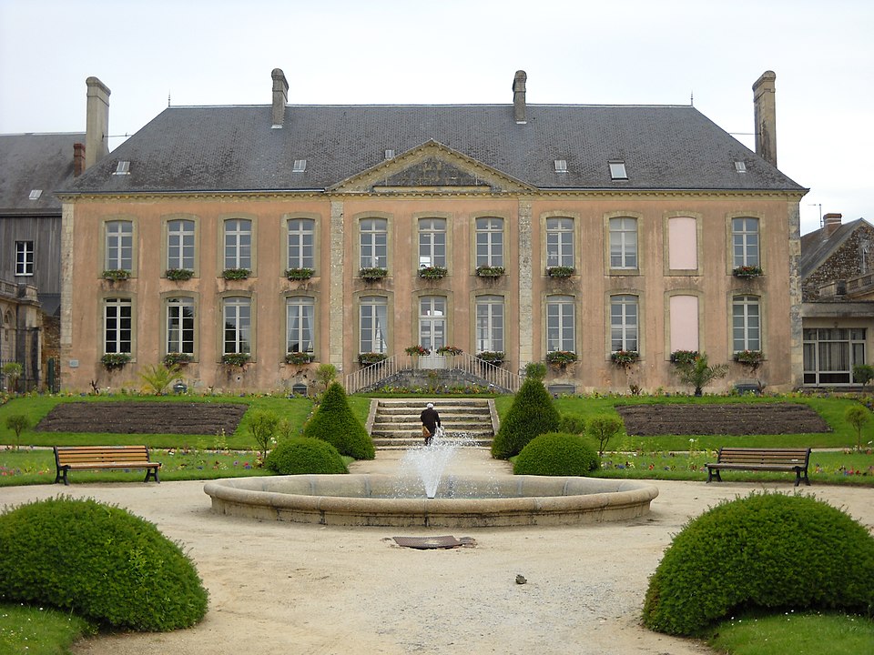 Hôtel de ville et jardin de Mortagne-au-Perche