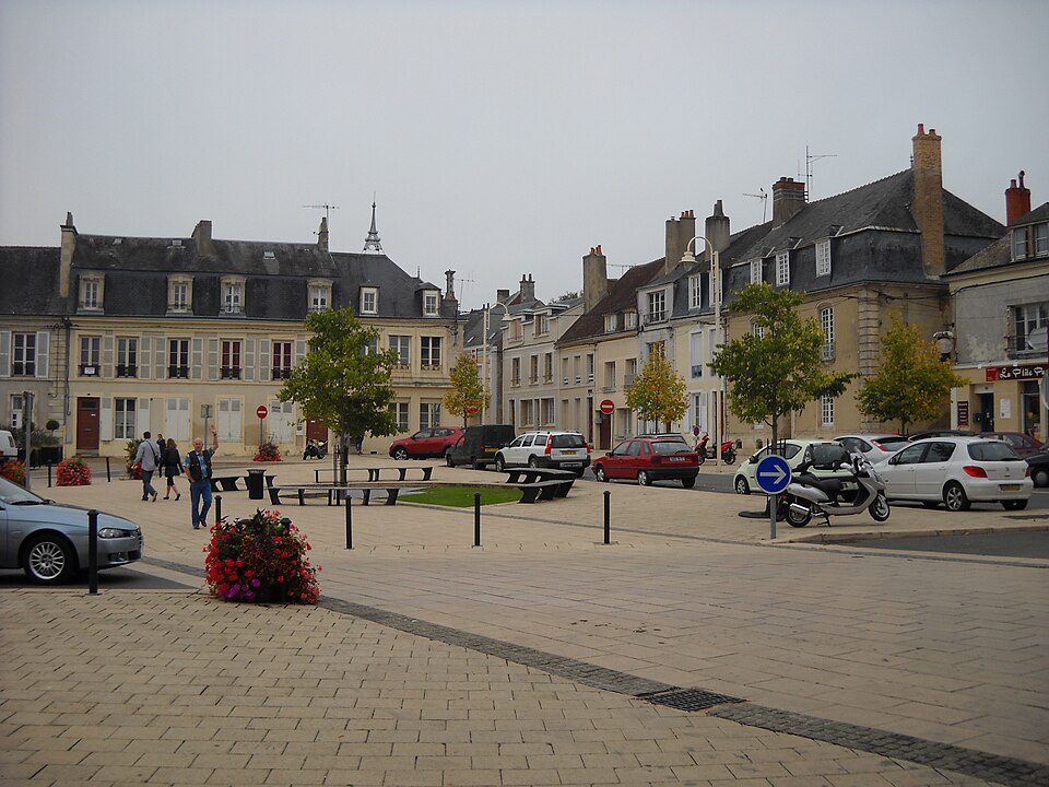 Place Carnot rénovée dans le centre-ville de Mamers